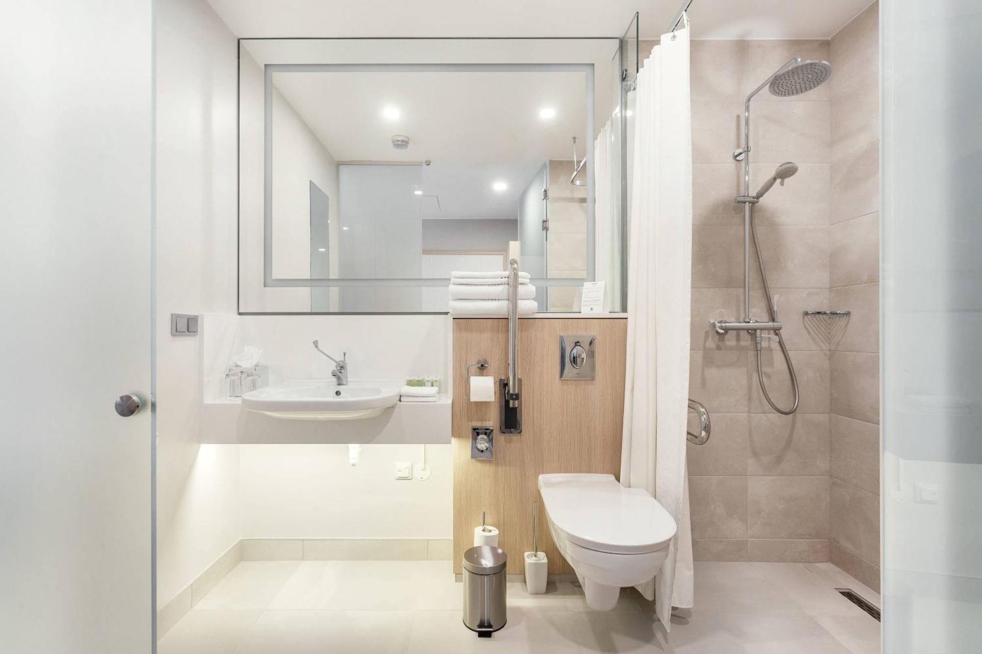 Courtyard By Marriott Vilnius City Center Bagian luar foto